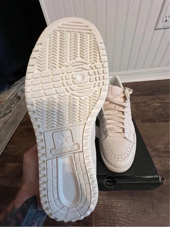 Converse Men’s Low-Top Sneakers in Light Beige - Picture 4 of 6